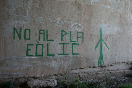 Click on image to see full-sized version Graffito opposing the windfarm in la Fatarella